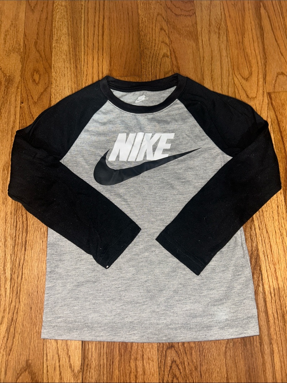 Nike Long-Sleeve Raglan Tee in Gray and Black sz Small NWOT